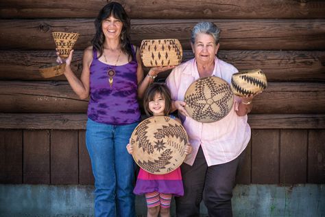 Three generations of Maidu, including elder Beverly Ogle, her daughter, Brenda Heard, and granddaughter, Yasmin Holbrook, display the traditional baskets woven with local willows by their ancestor, Ce’éste (known as Nellie Thomas). The Mountain Maidu reclaim their sacred land, Humbug Valley!!! VICTORY!! Kalinga Tribe, Pamunkey Tribe, Maidu Tribe, Suquamish Tribe, Standing Rock Sioux Tribe, Native Tribe Forest Trees, Traditional Baskets, Native American Tribes, Social Justice