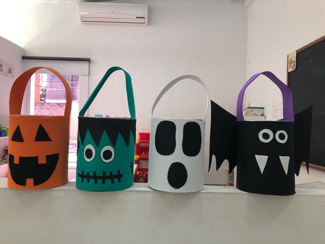 Utilizando latas vacias de leche en polvo podemos hacer unos lindos botes para pedir dulces. Dulces Halloween, Candy Bucket, Toddler Halloween, Ideas Halloween, Kits For Kids, Halloween Candy, Halloween Crafts, Halloween Party, Preschool