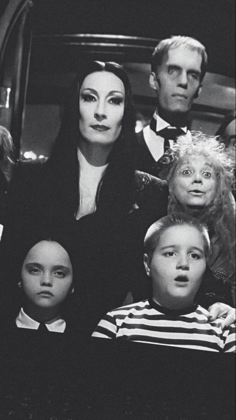 Addam's Family 1991 Adams Family Graveyard, Addams Family Show, Addams Family 1991, Family Core, Halloween Board, Adams Family, Movie Series, Addams Family, Wednesday Addams