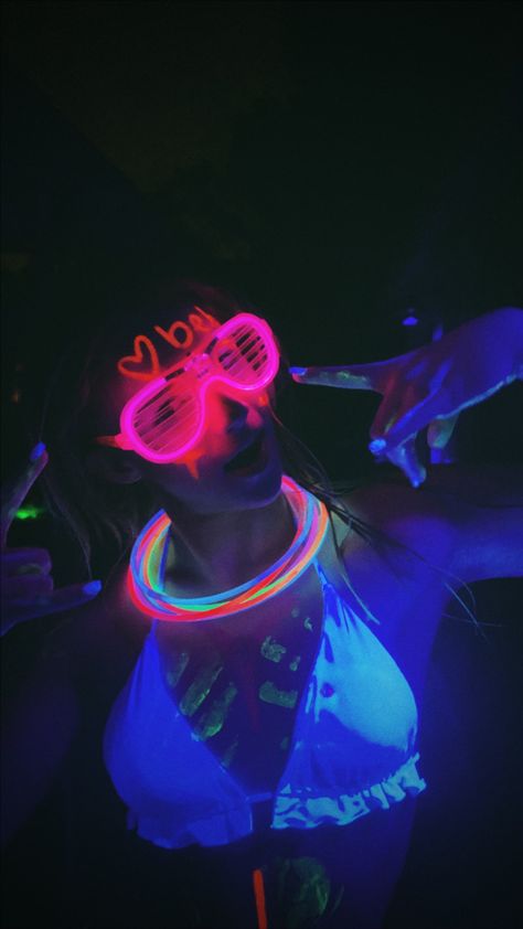 Neon Drinks Glow Party, Neon Themed Pool Party, Glow In The Dark Themed Birthday Party, Neon Out Party, Neon Aesthetic Party, Birthday Ideas Glow In The Dark, Birthday Party Neon Theme, Glow Up Birthday Party Ideas, Neon Hawaiian Party