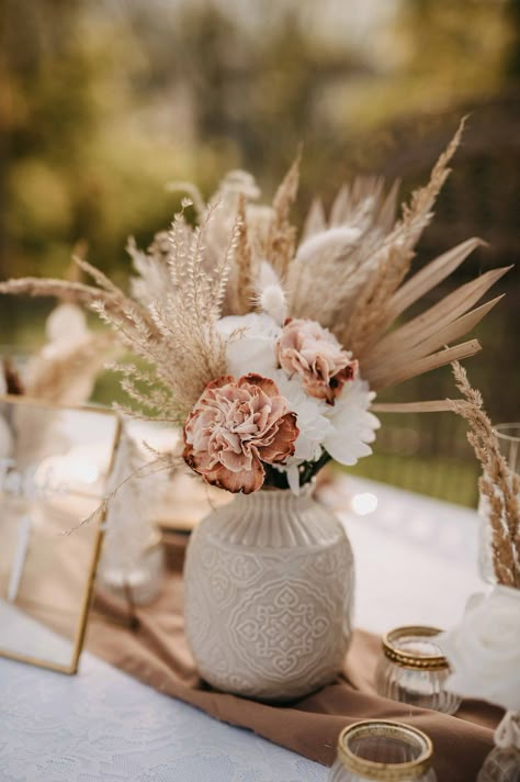 Boho Candy Table Ideas, Boho Wedding Round Table Decor, Wedding Boho Centerpieces, Boho Wedding Decorations Table, Neutral Centerpieces, Rustic Centerpiece Wedding, Boho Wedding Table Decorations, Spring Boho Wedding, Boho Wedding Table Decor