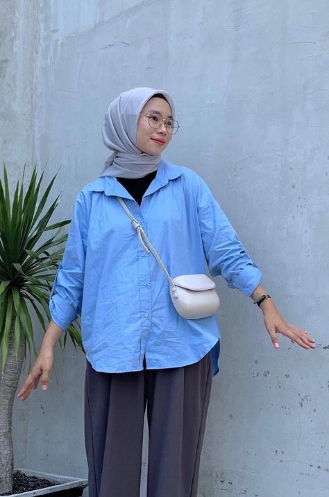 Kemeja Biru Ootd Hijab Ootd Warna Denim, Denim Outfit Hijab, Simple Outfits Hijab, Blue Denim Outfits, Outfit Hijab Ideas, Foto Ootd, Kemeja Denim, Blue Hijab, Pashmina Style