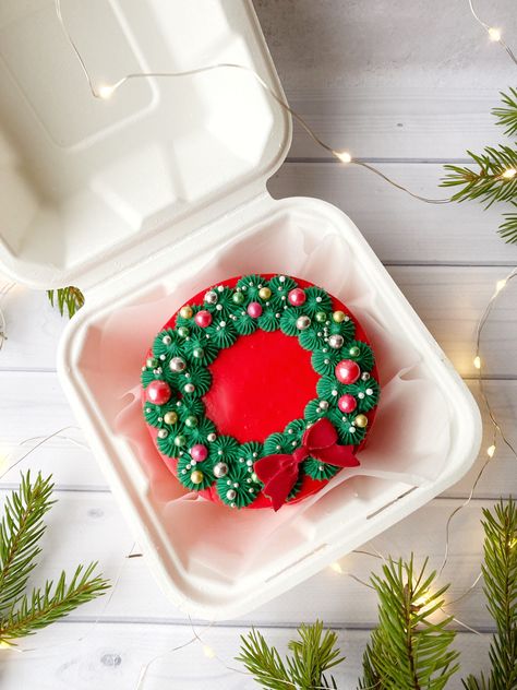 Bento Cakes Christmas, Birthday Cake Christmas Theme, Christmas Bento Cake With Cupcakes, Bento Cake Christmas Design, Christmas Bento Cake Ideas, Christmas Lunch Box Cake, Thanksgiving Bento Cake, Christmas Bento Cake Design, Christmas Lunchbox Cake