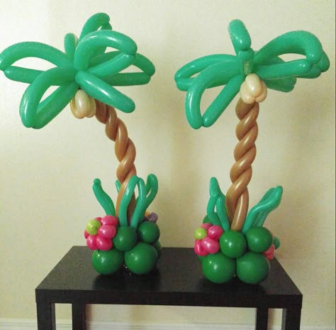 Palm tree centerpieces Tree Balloon, Island Of Adventure, Disney Island, Balloon Centerpiece, Balloon Tree, Moana Themed Party, Hawaiian Party Decorations, Jungle Birthday Party, Luau Theme Party