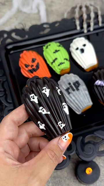 Madeleine Decoration, Halloween Madeleine, Mini Halloween Desserts, Pumpkin Madeleines, Walmart Bakery, Seasonal Baking, Spooky Food, Cookies Ideas, Halloween Food Treats