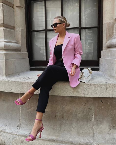 Pink Blazer Outfit, Classic Loafers, Beautiful London, Spring Work Outfits, Chic Outfit, Dressy Outfits, Blazer Outfits, Pink Outfits, Feminine Outfit