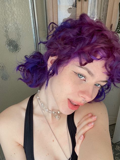 Curly Short Hair Aesthetic, Curly Purple Hair, Short Hair Aesthetic, Jewelry Selfie, Androgynous Clothing, Short Purple Hair, Curly Short Hair, Dark Purple Hair, Dyed Curly Hair