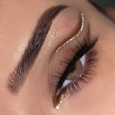 Holiday Makeup Christmas, Nude Eye Makeup, Holiday Glam Makeup, Xmas Makeup, Eyebrow Makeup Tutorial, Hoco Makeup, Makeup Brushes Guide, Holiday Makeup Looks, Cut Crease Makeup