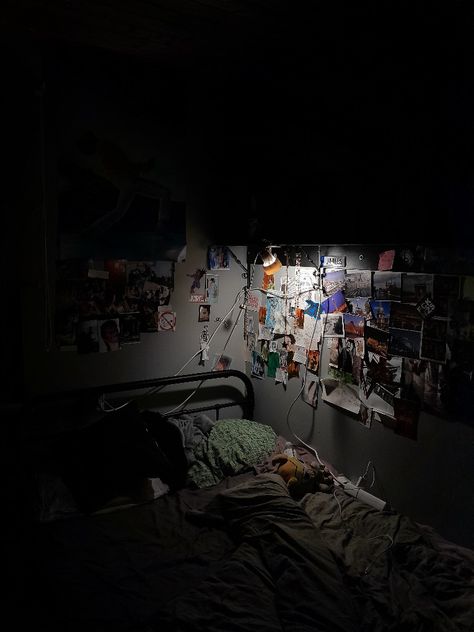 Room, room ideas, room inspo, room inspiration, room decorations, aesthetic room, messy room, bed, wall, wall decorations, sketch wall, picture wall, bookshelf, posters, berdoom, school, bedroom ideas, aesthetic, vibe, nighttime Messy House Aesthetic, Messy Dorm Room, Messy Bedroom Aesthetic Dark, Messy Room Aesthetic, Cute Cubicle Decor, Room Aesthetic Dark, Dark Boho Bedroom, Bedroom Aesthetic Dark, Cute Cubicle