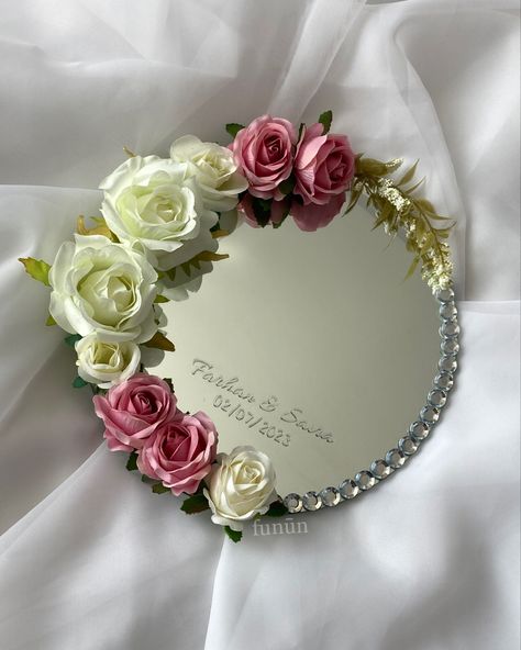 Mirror ring plate with an assortment of pink and white flowers. Mehndi Plates Ideas Pakistani, Wedding Thaal, Simple Nikkah, Simple Floral Decor, Doodh Pilai, Engagement Plate, Mehndi Plate, Nikkah Ring, Wedding Ring Tray