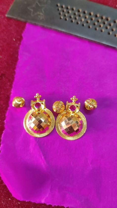 Mangalsutra Pendent, Traditional Mangalsutra, Jewellery 2023, Lakshmi Photos, Maharashtrian Jewellery, Delicate Gold Jewelry, Bridal Necklace Designs, Gold Jewels Design, Black Beads Mangalsutra Design