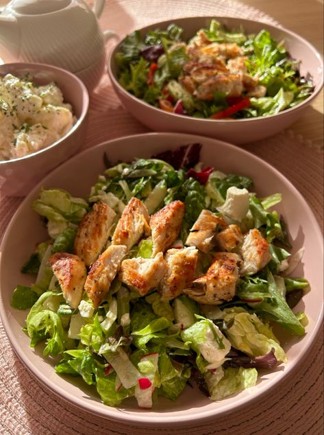 Chicken With Salad, Balanced Eating, Grilled Salad, Plats Healthy, Chicken Grilled, Healthy Food Inspiration, Blood Sugar Management, Healthy Food Dishes, Grilled Chicken Salad