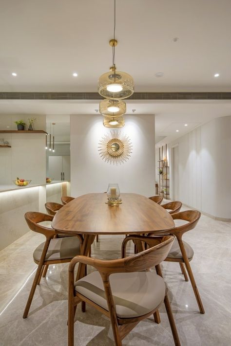 This Mid Century Modern House in Vadodara Is A Minimalist Space | JNM Space Creators LLP Foam Mirror, Modern Classic Interior Design, Modern Dining Room Decor, Modern Classic Interior, Mid Century Dining Table, Mid Century Modern Dining Room, Sustainable Interior Design, Dining Interior, Concrete Interiors