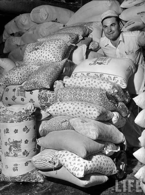 When they realized women were using sacks to make clothes for their kids, flour mills started using flowered fabric . - Imgur Sack Dress, Dust Bowl, Make Clothes, Bonnie Clyde, Harbin, We Are The World, Chuck Norris, Interesting History, Flour Sack