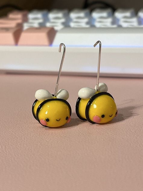 Polymer Clay Honey Bee, Clay Honey Bee, Honey Bee Clay Art, Simple Clay Art Ideas, Cute Animal Clay Sculptures, Small Clay Keychains, Bee Pottery Ideas, Bee Clay Art, Clay Charm Ideas Easy