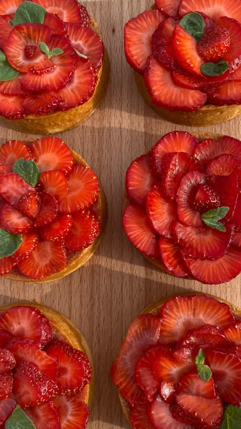 Strawberry Tart Decoration, Strawberry Tart Aesthetic, Fruit Tart Aesthetic, Fruit Tart Decoration, Strawberry Tarts, Strawberry Tart, Fruit Tart, Cute Birthday Cakes, Food Styling