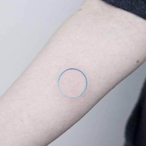 HANDPOKE ONLY ~ Nano ✌️ on Instagram: “Handpoked 🔵 close up 🤓🤓🔍🐹. Hecho en @sala.31 . Para turnos y consultas por favor escribir solo a 📩 pontotattoo@gmail.com #handpoked…” Restart Tattoo, Circle Tattoo, Circle Tattoos, White Ink Tattoo, Ring Tattoos, Botanical Tattoo, Band Tattoo, Blue Circle, Time Tattoos