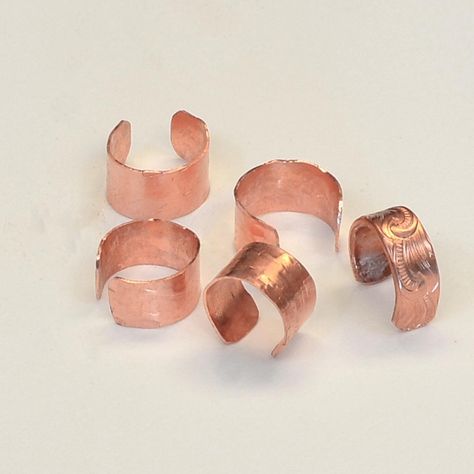 Make your own DIY copper ear cuffs Ear Cuff Tutorial, Ear Cuff Diy, Cuff Tutorial, Cuffs Diy, Collar Hippie, Diy Copper, Ear Cuff Jewelry, Ruby Earrings Studs, Bijoux Fil Aluminium