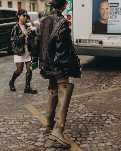 Diego on Instagram: "Boots for rainy days #chanelboots #streetstyle" Street Style Rainy Day, Rainy Day Outfit Boots, Chanel Boots Outfit, Rainy Boots Outfit, Chelsea Rain Boots Outfit, Ankle Rain Boots Outfit, Rainy Day Street Style, Chanel Rain Boots, Rainboots Outfit