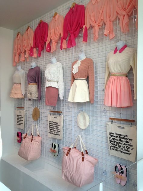 Display Visual Merchandising, Clothing Store Displays, Decoration Vitrine, Clothing Store Interior, Clothing Store Design, Fashion Displays, Visual Merchandising Displays, Store Design Boutique, Store Window Displays