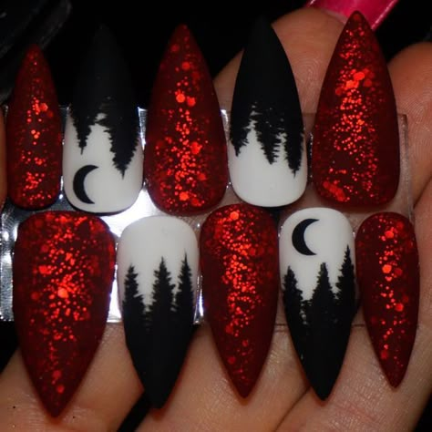 Christmas Nails 2023 Stiletto, Halloween Christmas Nails, Witchy Christmas Nails, Scary Christmas Nails, Yule Nail Art, Gothmas Nails, Creepy Christmas Nails, Christmas Stilleto Nails, Halloween Stilleto Nails