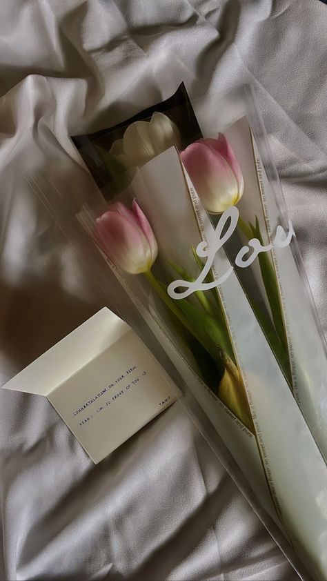 First Flowers From Boyfriend, Getting Flowers From Him, Flowers From Him, Happy Birthday Clip, Birthday Clip, Giving Flowers, Birthday Clips, Boquette Flowers, Gods Glory