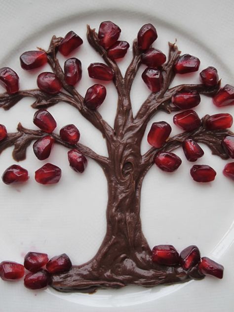 Tu B'Shevat plate decor ideas. Plate Decoration, Food Art For Kids, Amazing Food Decoration, Pomegranate Fruit, Creative Food Art, Fruit Decorations, Chocolate Design, Easy Food Art, Easy Baking Recipes Desserts