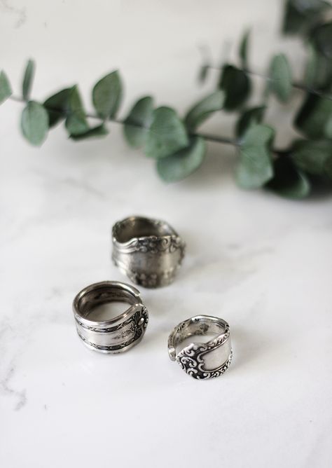 These DIY spoon rings make a special homemade stocking stuffer gift for Christmas. Silverware Rings, Silverware Ring, Handmade Rings Tutorial, Rings Tutorial, Fork Ring, Diy Ring, Ring Tutorial, Silverware Jewelry, Spoon Ring