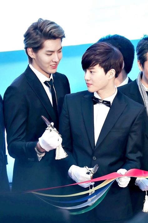 krisho.......i miss this:( Krisho Exo, Exo Ships, Exo Kris, Asian Things, Exo Official, Exo Couple, November Rain, Exo Luhan, Exo Ot12