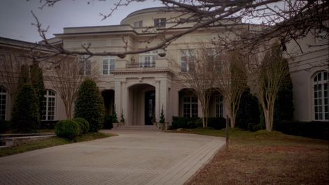 Klaus' Family Mansion | The Vampire Diaries Wiki | FANDOM powered by Wikia Vampire House, Family Mansion, The Mikaelsons, Dr House, Scene Image, Klaus Mikaelson, Mystic Falls, The Vampire Diaries, Vampire Diaries The Originals