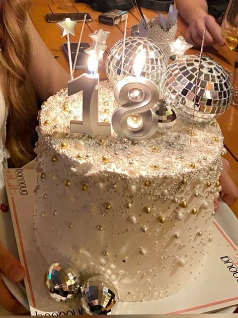 Sweet 16 Bday Cake Ideas, Disco Cake Aesthetic, Aesthetic Cakes For 18th Birthday, 18th Birthday Cake Disco, Birthday Cake Sweet 16 Aesthetic, 18th Party Food, 18th Bday Party Decorations, 18th Birthday Ideas Cake, 18th Birthday Party Ideas In Winter