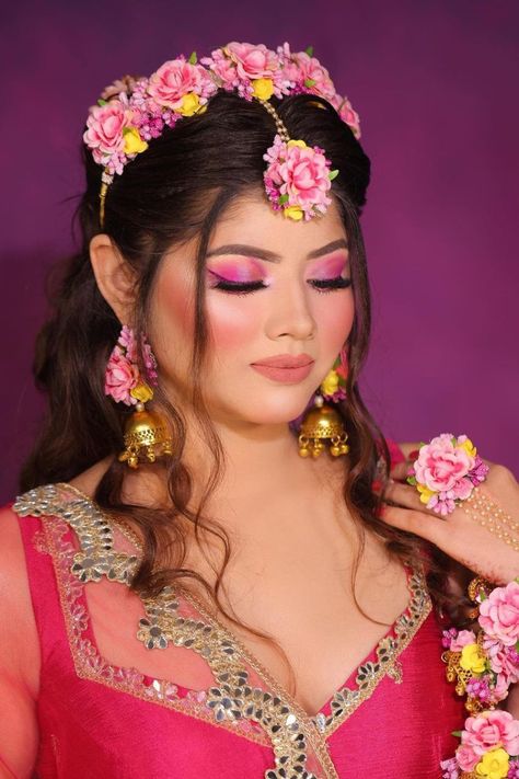 #meenakshiduttmakeovers #mehendi #makeuplooks #mehndi #spring #indianwedding#makeupartist #MakeupArtist #MakeupLovers#hdmakeup #dewymakeup #makeupcourses #bestmakeupcourses #makeupcoursesindelhi #makeupacademy #bestmakeupacademy #makeupclasses Haldi Mehendi Makeup Look, Mehendi Makeup Looks, Mehandi Makeup, Mehendi Makeup, Haldi Makeup, Mehndi Makeup, For Eye Makeup, Best Makeup Artist, Delhi Ncr