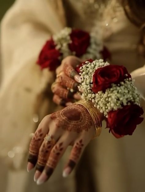 Hand Gajra For Bride, Hand Gajra, Flower Jewellery For Mehndi, Muslim Wedding Photography, Muslim Bridal, Muslim Brides, Beautiful Photoshoot Ideas, Full Mehndi Designs, Bridal Poses