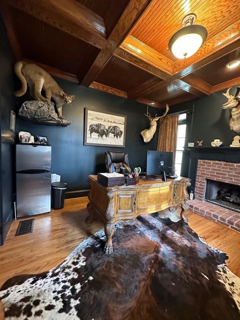 Taxidermy Decor Living Room, Hunting Living Room, Hunting Trophy Room, Hunt Room, Hunting Room Design, Hunting Room Decor, Tattoo Room, Taxidermy Decor, Skull Wall Decor