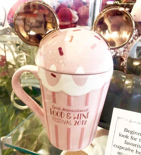 Big news!! We got a peek at some #Epcot Food and Wine Festival merchandise and check out this Rose Gold cupcake 🧁 mug! As always there will… Disneyland Merchandise, Epcot Food And Wine Festival, Festival Merchandise, Disney Cups, Food And Wine Festival, Disney Souvenirs, Epcot Food, Disney Kitchen, Disney Mugs