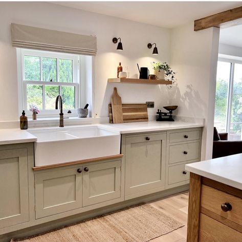 Farm Style House Kitchen, Wooden Country Kitchen, Minimalist Country Kitchen, Country Contemporary Kitchen, Cotswold Cottage Interior Kitchen Designs, Old Modern Kitchen, Small Cottage Interiors Kitchen, Cotswold Cottage Kitchen, Small Country Kitchen Ideas Cottages