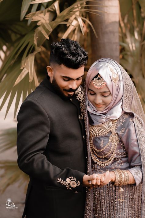 Momedian Wedding Pose, Muslim Wedding Couple Poses, Muslim Wedding Poses, Muslim Engagement Photos, Dulha Pose, Muslim Wedding Photos, Ceremony Outfit, Haldi Ceremony Outfit, Sketches Design