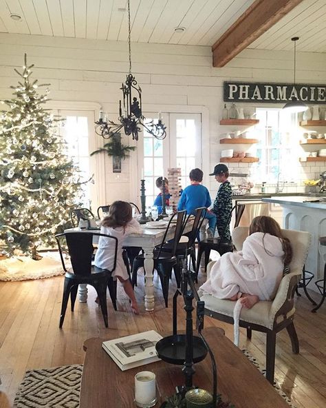 Joanna Gaines Kids, Stile Joanna Gaines, Joanna Gaines Kitchen, Joanna Gaines Design, Joanna Gaines House, Joanna Gaines Decor, Gaines Farmhouse, Joanna Gaines Farmhouse, Fixer Upper Joanna Gaines