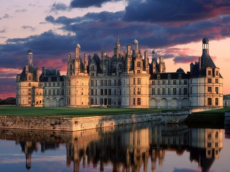 Castillo Chambord. Mezcla formas tradicionales medievales con estructuras clásicas italianas Chambord Castle, Castle France, Castles France, Loire Valley France, Old Castle, Famous Castles, French Castles, Chateau France, Fairytale Castle