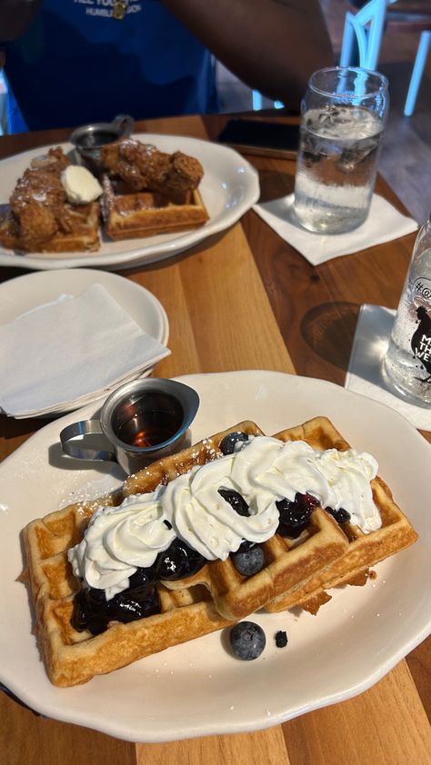 Eating At A Restaurant Aesthetic, Breakfast Date Pictures, Breakfast With Boyfriend, Food Date Aesthetic, Breakfast Date Aesthetic, Food Asthetic Picture, Food On Table, Dinner Date Aesthetic, Date Food