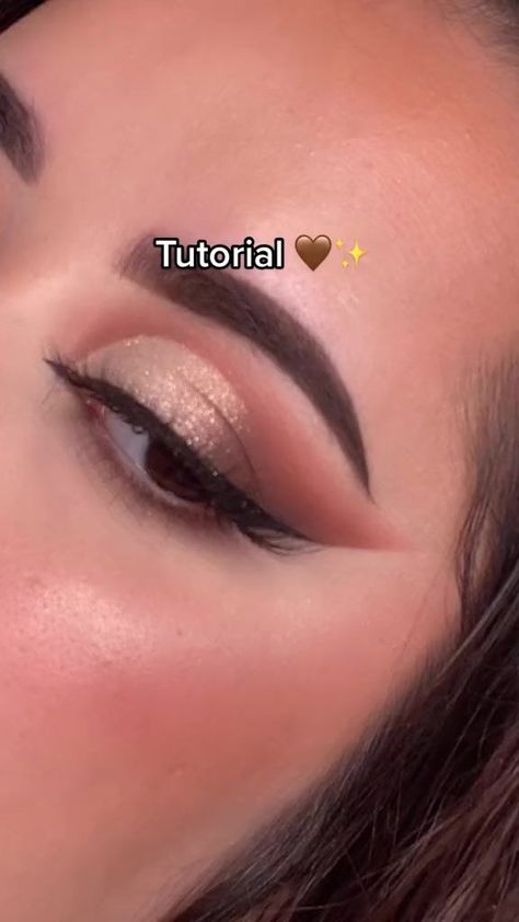 Glittery Eye Makeup, Natural Eye Makeup Tutorial, Makeup Ojos, Prom Eye Makeup, Beginners Eye Makeup, Eye Makeup Techniques, Makeup Tutorial Eyeliner, Makeup Artist Tips, Eye Makeup Pictures