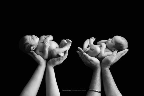 Newborn twins photo ideas Twin Monthly Photo Ideas, Twins Baby Photoshoot Ideas, Twin Baby Photoshoot, Babyshoot Ideas, Newborn Twin Photos, Twin Newborn, Twin Photos, Newborn Twins, Newborn Pics