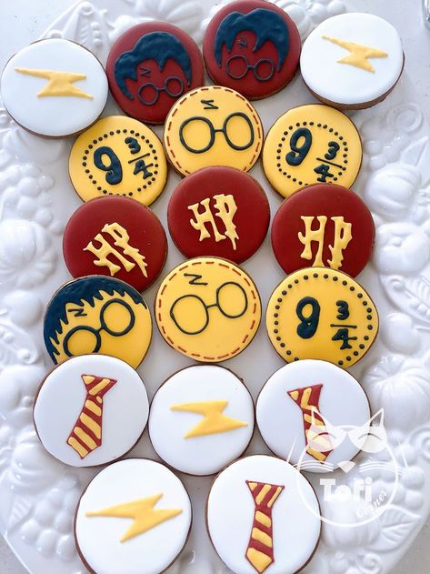 Harry Potter Cookies Easy, Harry Potter Buttercream Cookies, Harry Potter Cookies Decorated, Harry Potter Sugar Cookies, Harry Potter Cookie, Harry Potter Cookies, Harry Potter Tie, Harry Potter Cupcakes, Harry Potter Theme Birthday