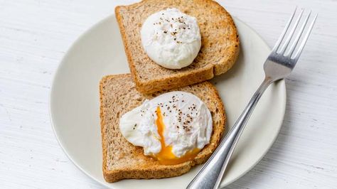 The genius lifehack to poach multiple eggs in record time | Starts at 60 Poached Eggs On Toast, Healthy High Protein Breakfast, How To Make A Poached Egg, Vegetarian Meat, Perfect Poached Eggs, Perfect Eggs, Tasty Pancakes, Egg Toast, Poached Egg