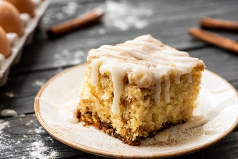 Easy Cinnamon Roll Cake - The Cookin Chicks Cinnamon Roll Cake Recipe, Cinnabon Cake, Roll Cake Recipe, Pecan Pie Cake, The Cookin Chicks, Cake Roll Recipes, Breakfast Meals, Cinnamon Cake, Cinnamon Roll Cake