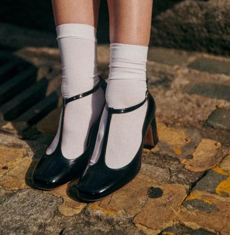 Vintage Shoes Women, Work Shoes Women, Block Heel Pumps, Charlotte Gainsbourg, Jeanne Damas, Patent Shoes, Socks And Heels, Fancy Shoes, Aesthetic Shoes