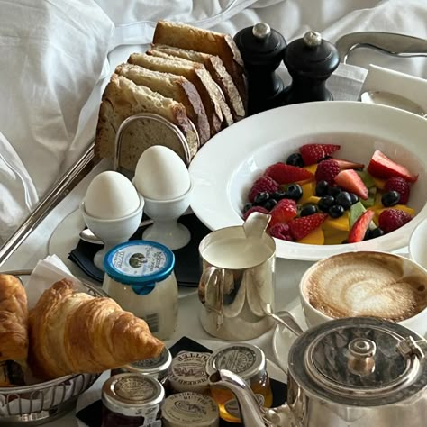 Bed Breakfast Aesthetic, Breakfast In Bed Ideas For Boyfriend, Coffee Morning Ideas, Hotel Breakfast In Bed, Hotel Breakfast Aesthetic, Bed In Breakfast, Bed And Breakfast Aesthetic, Breakfast In Bed Aesthetic, Bed And Breakfast Ideas