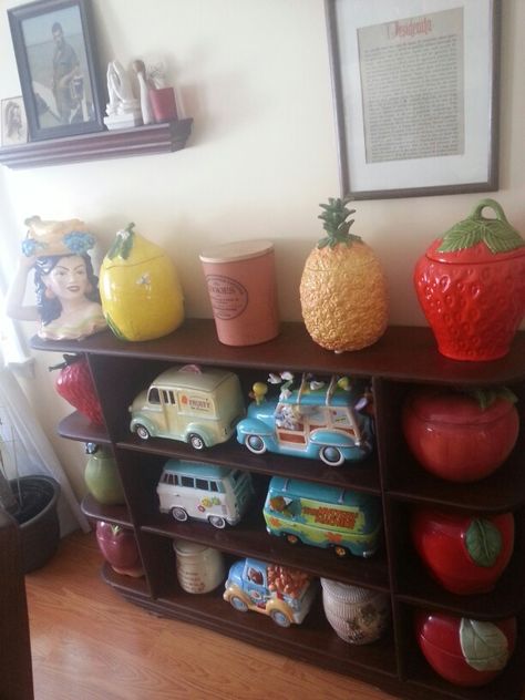 Cookie Jar Collection Display, Cookie Jars Display, Cookie Jar Display, Cookbook Display, Cookie Cookbook, Cookie Jars Vintage, Cookie Jars, Displaying Collections, Kitchen Gadgets