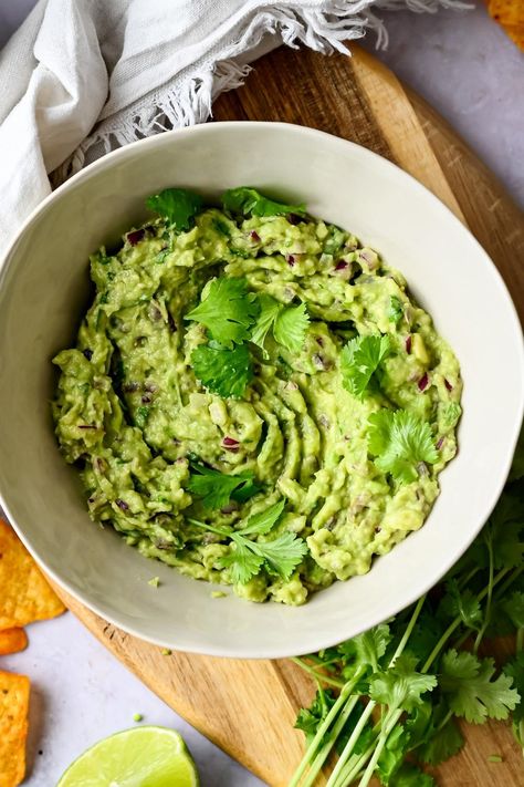 The BEST Copycat Chipotle Guac Recipe Made In 5 Minutes Chipotle Guac, Chipotle Guacamole Recipe, Chipotle Guacamole, Guacamole Recipes, Guac Recipe, Chipotle Recipes, Copycat Chipotle, Homemade Guacamole Recipe, Guacamole Ingredients