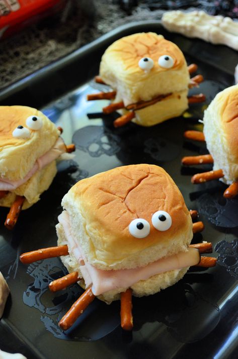 Spider Sandwiches, Halloween Sandwiches, Halloween Finger Foods, Halloween Lunch, Halloween Breakfast, Spooky Snacks, Halloween Fest, Halloween Party Snacks, Fun Halloween Food